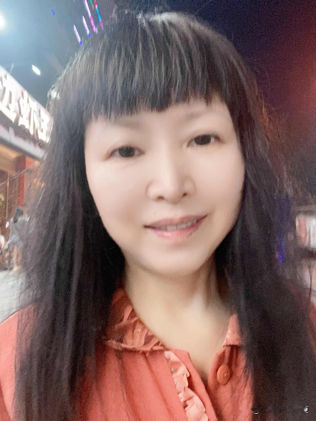 今天下午回新家那边在电梯里遇上单位三年没见过的老同事，
见到我就呼“你长胖了”，