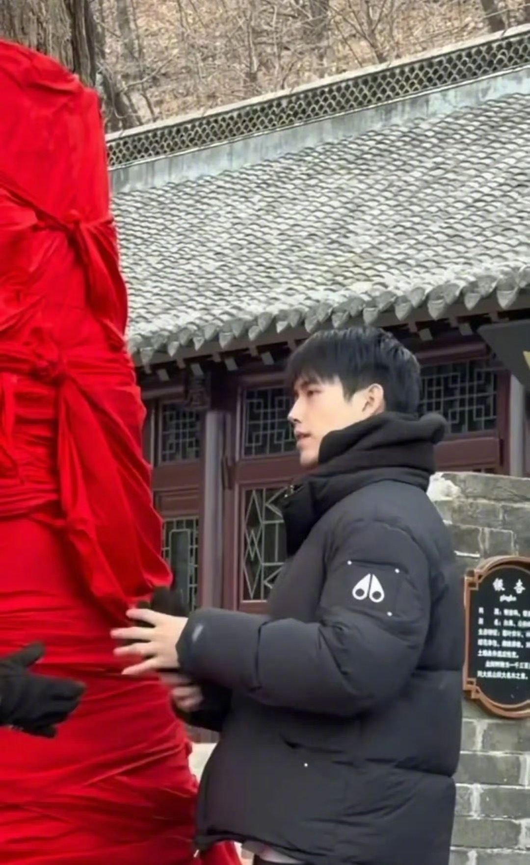 陈飞宇被偶遇去大孤山祈福，他这素颜状态怎么样？ 