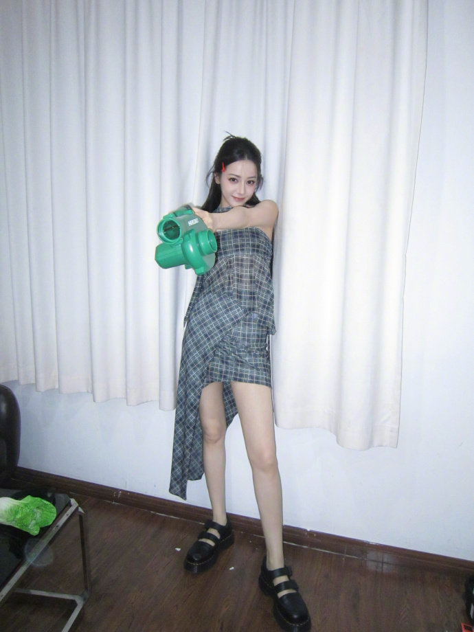 热巴cool  迪丽热巴包头巾黑吊带cool感 迪丽热巴包头巾黑吊带cool感，