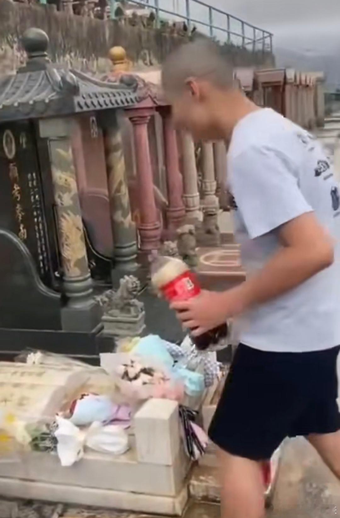 #黄家驹墓碑遗照被砸坏#这种就是社会败类吧？故意拍一些搞破坏博眼球的视频，一看就