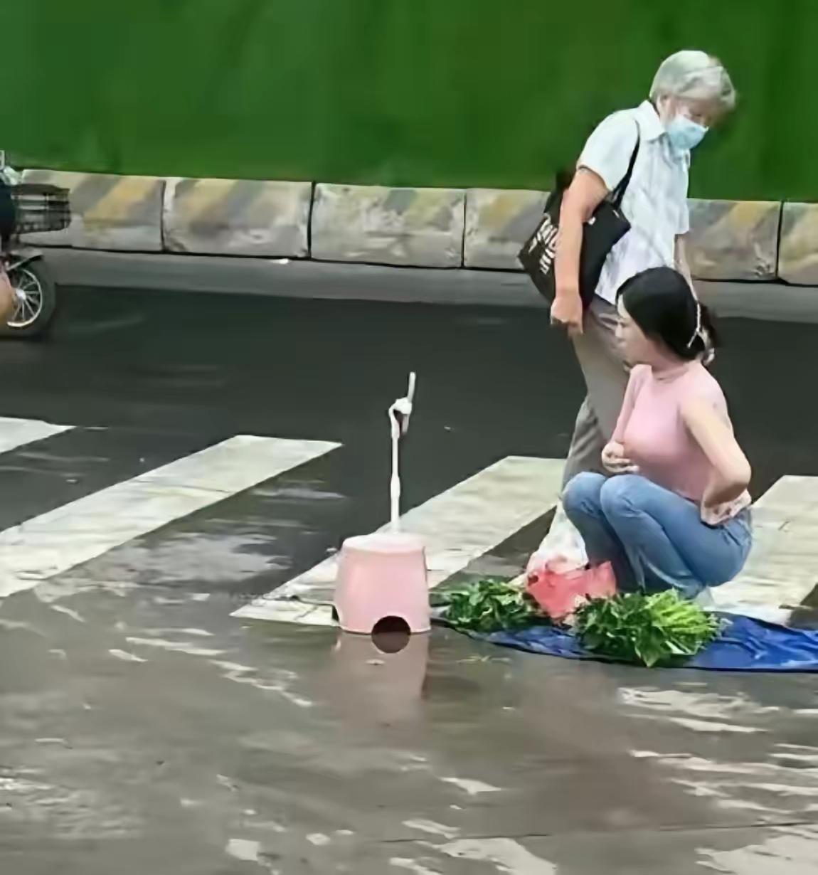 穿得这么吸睛

就摆了两把小菜

她卖的哪是菜啊，这年头还有什么是真的