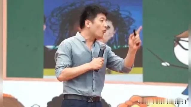 这就是成功人士的底气。张雪峰说：我名下没有车，我也不开车。我去哪儿都是骑个电动车