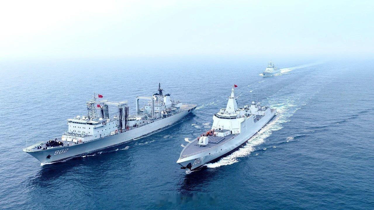 海上长城【直击演训场｜多舰协同锤炼海上补给硬功】黄海某海域，浪涛翻滚、战舰列阵！