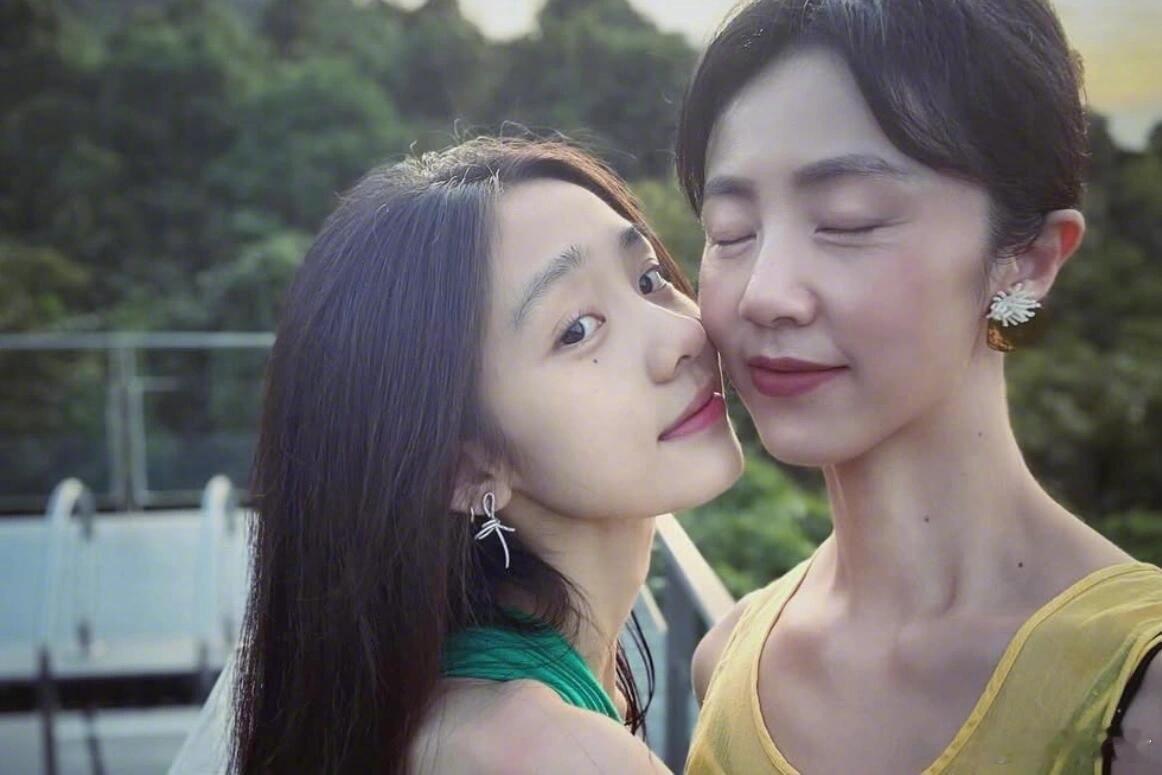 黄多多晒与孙莉合照，感觉跟妈妈一模一样。 