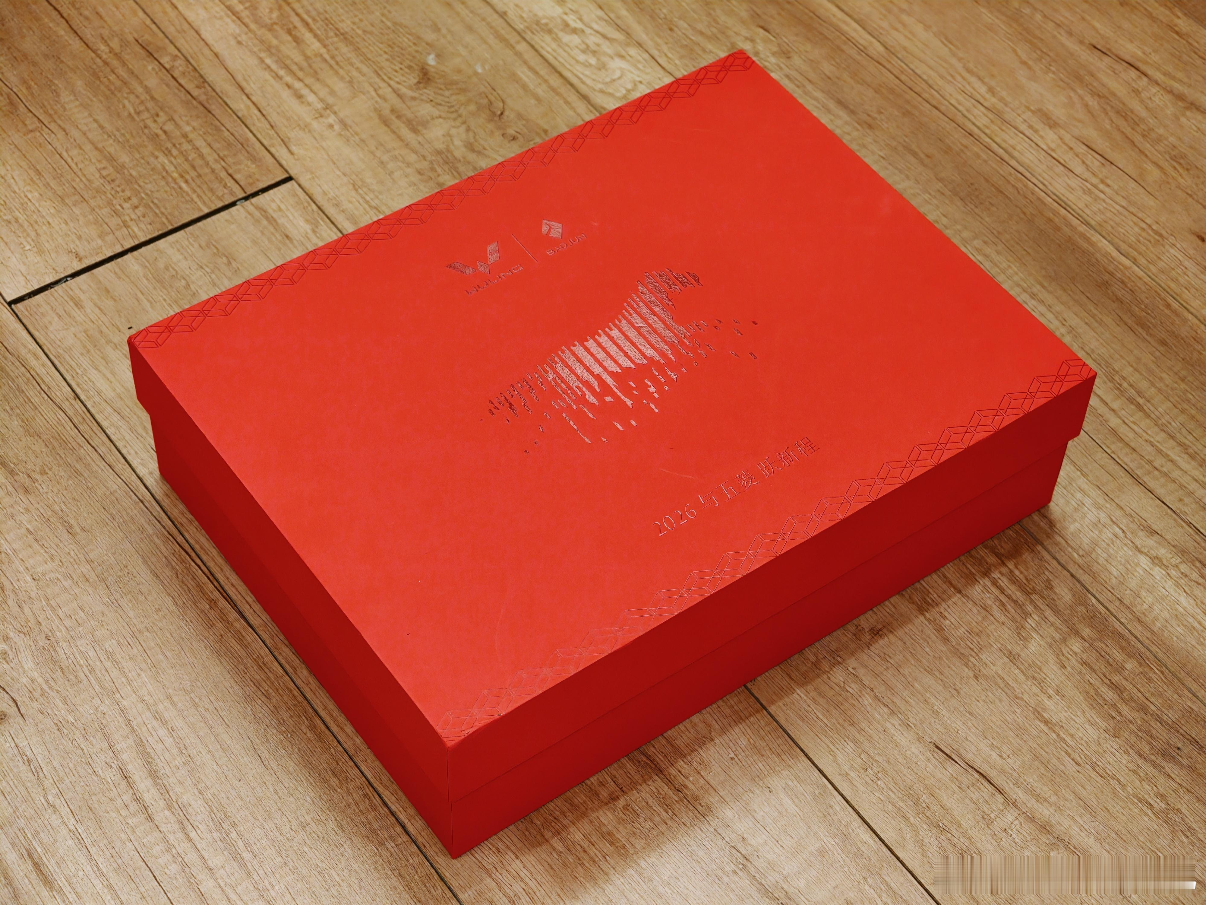感谢来自五菱的投喂！大红礼盒，很有节日气氛感了！打开一看，里面全是广西本土的特色