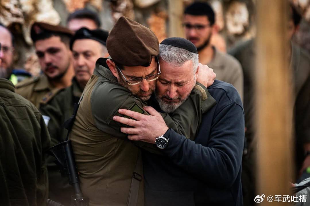 兄弟们，这是一名被真主党打死的以色列士兵的葬礼他们的亲戚朋友都很悲伤对不对？但是