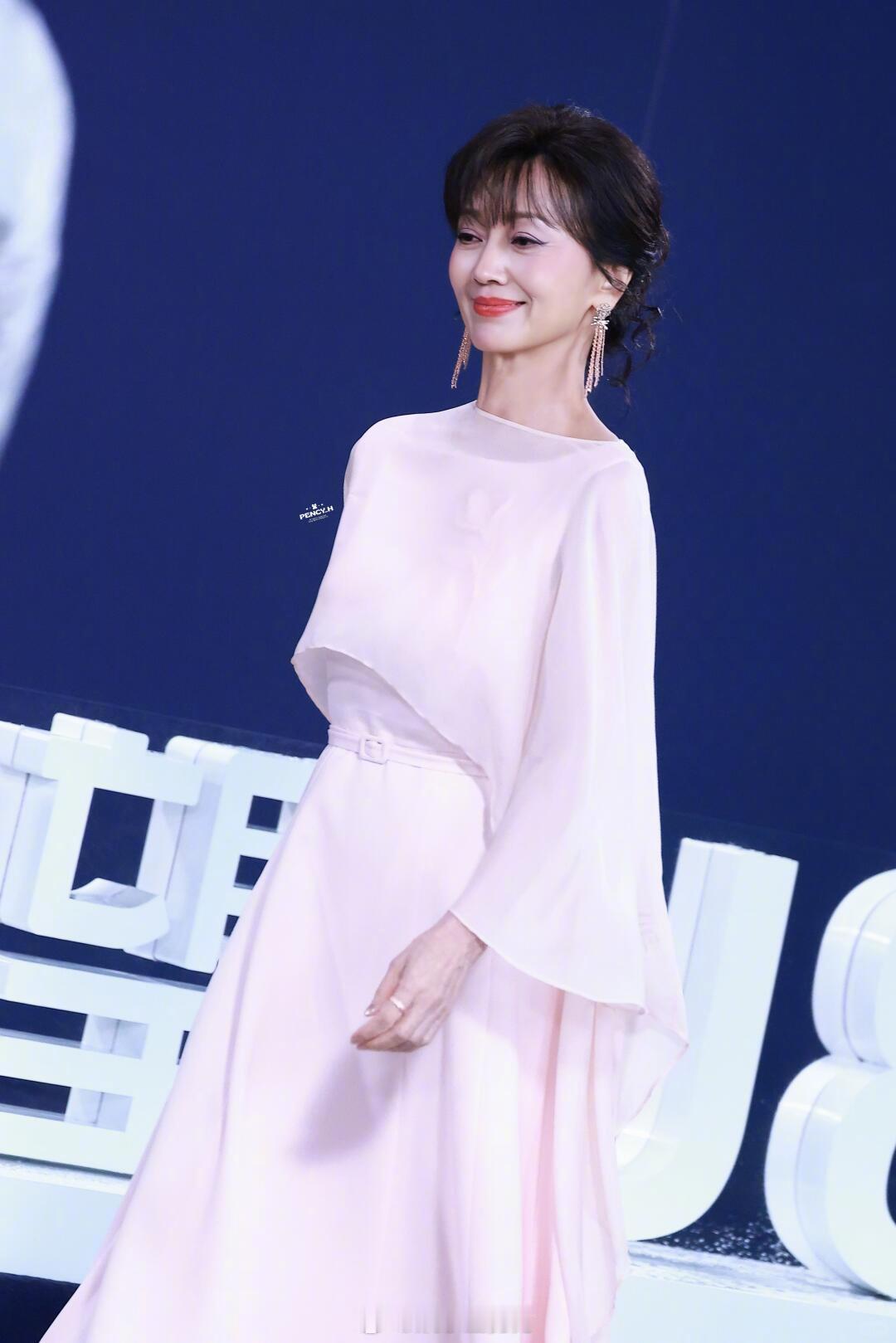 赵雅芝小小的脸上全是五官 对着手机傻笑的模样软萌又亲切，小小的脸上五官精致立体，