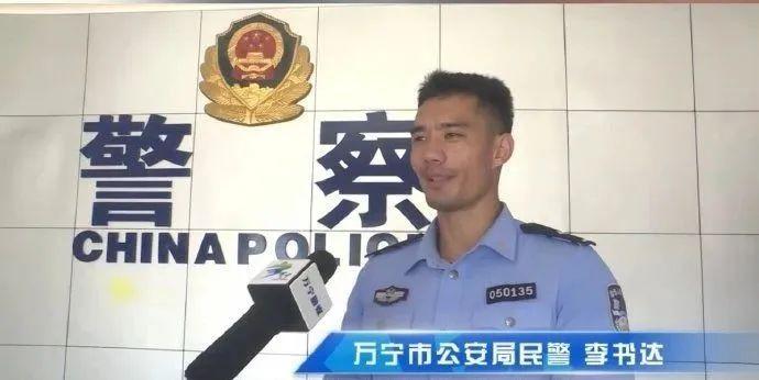 近日，海南万宁民警李书达成为网络热议焦点，网友们竞相为他勇救落水小伙的英勇壮举点
