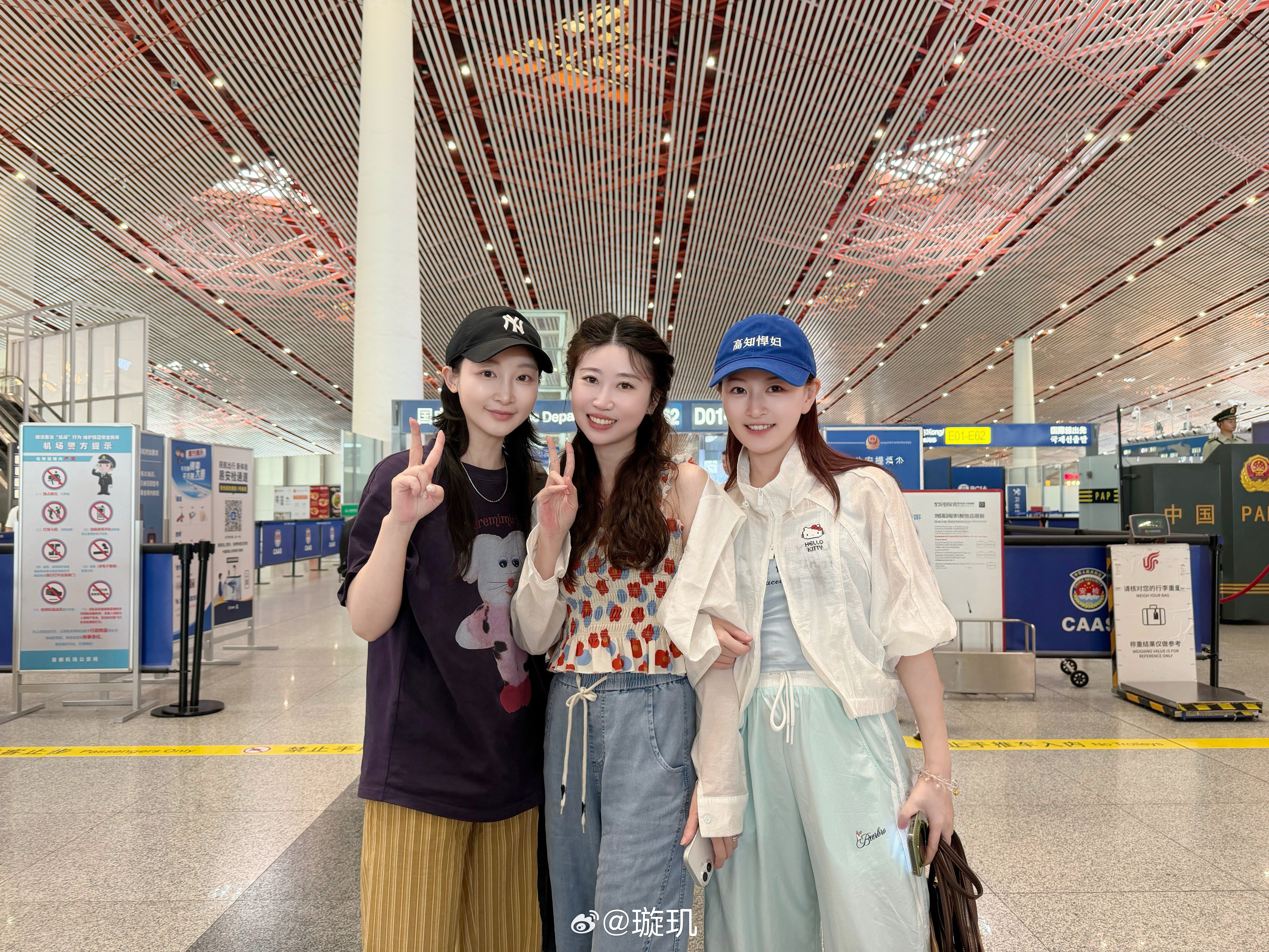 一路猛踩油门把送到机场，中间各种乌龙不想说了，反正只要我俩凑到一起就会很魔幻我们