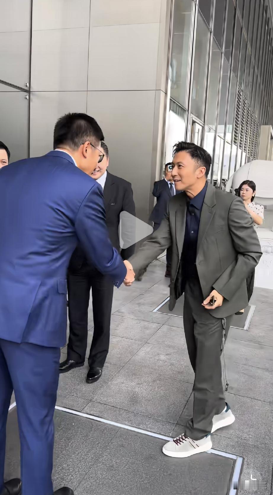 谢霆锋，太别扭了！

大牌行头，怎么搭配成了这个样子？

8月19日，谢霆锋现身