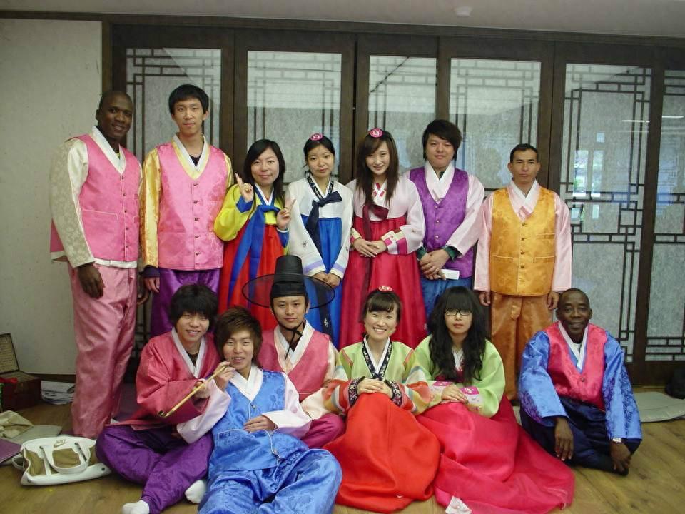 韩国人明明吃不起肉，可为何出境游指标远高于中国？说句不好听的，是因为韩国太小了，