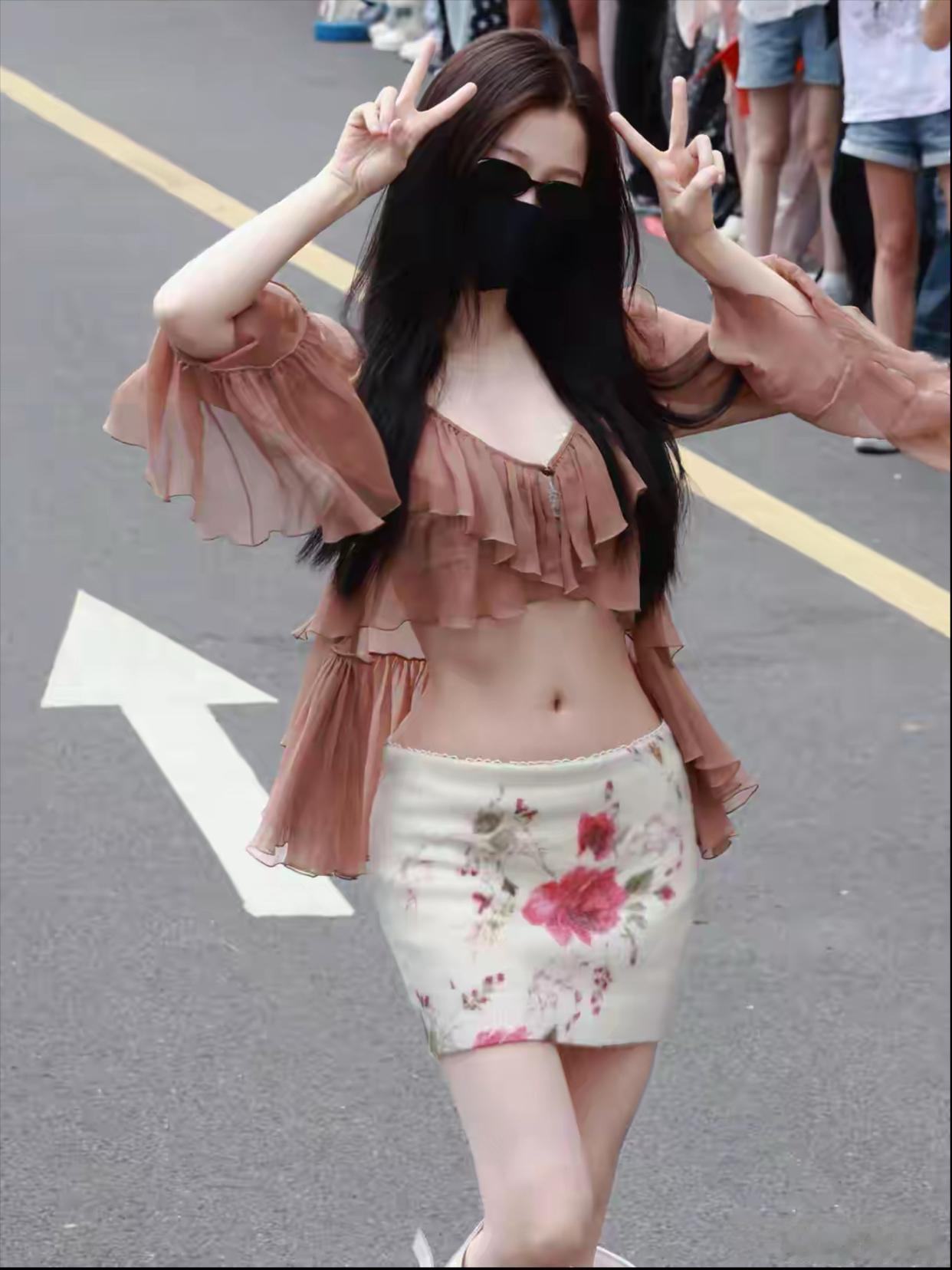 虞书欣上班路透，我的天啊，这腰臀比真绝了 