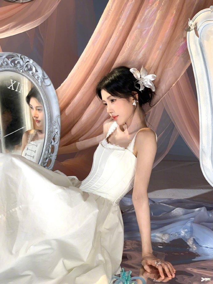 鞠婧祎戴头纱 ccd 氛围感拉满！白裙衬得她灵动温柔，live 画面与 ccd 