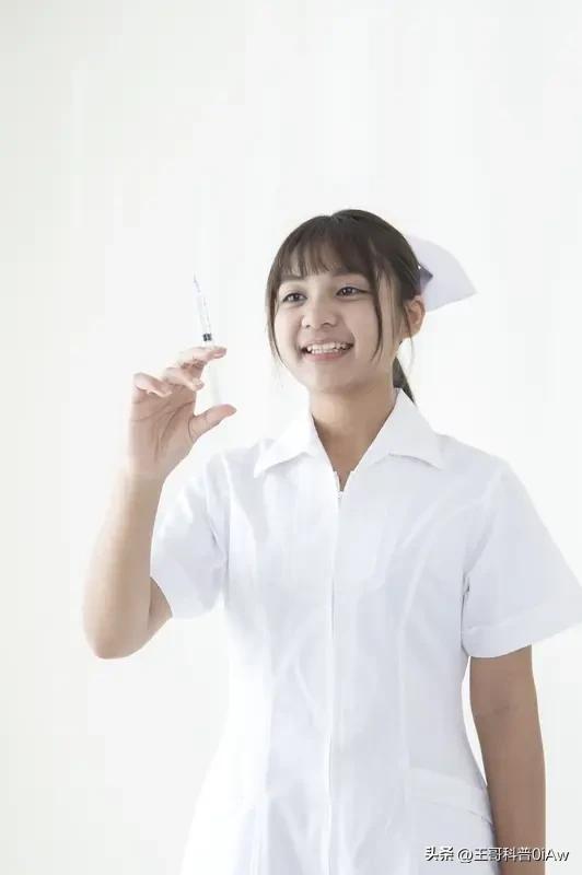 女护士处理男患者会尴尬吗？这事儿得分情况看。
从工作性质来说，护士的职责是治病救