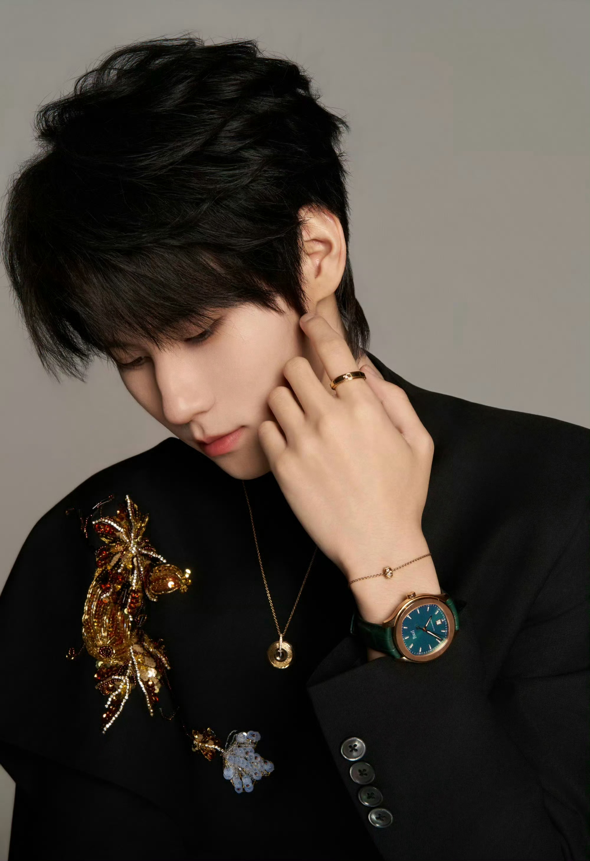 张真源 x PIAGET all black造型配高奢珠宝腕表，清冷高级贵公子具