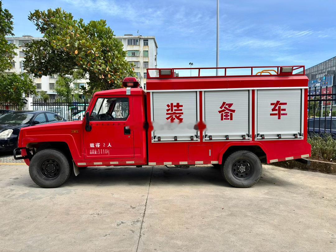 现在勇士这破车都已经少见了，居然在街边遇到长轴勇士消防车……真是开了眼了 