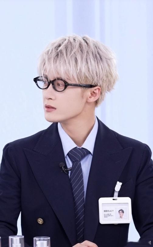 #檀健次银发黑框造型##檀健次制服撕漫男# ​​​檀健次的这一身装扮，银发黑框与