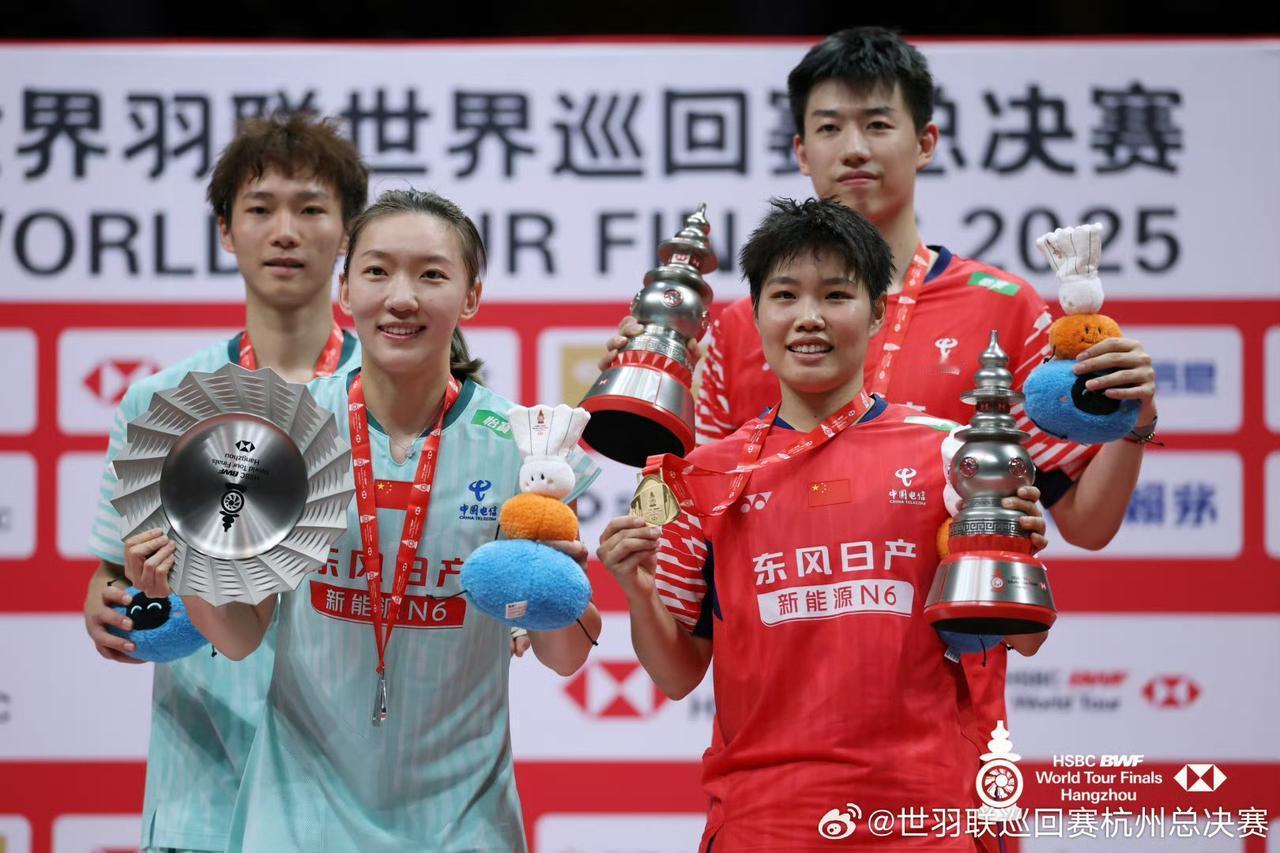 2-0夺冠，中国羽毛球队包揽混合双打冠亚军，冯彦哲/黄东萍称雄，蒋振邦/魏雅欣夺