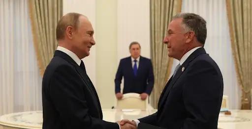 美国“内鬼”疑云：特朗普心腹被曝与俄方密谋，幕后操作引发关注
近期，美国在俄乌冲