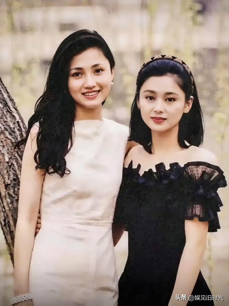 果然，只要网友愿意，什么都能挖的到。

不知道谁翻出了这张35年前的照片，照片里