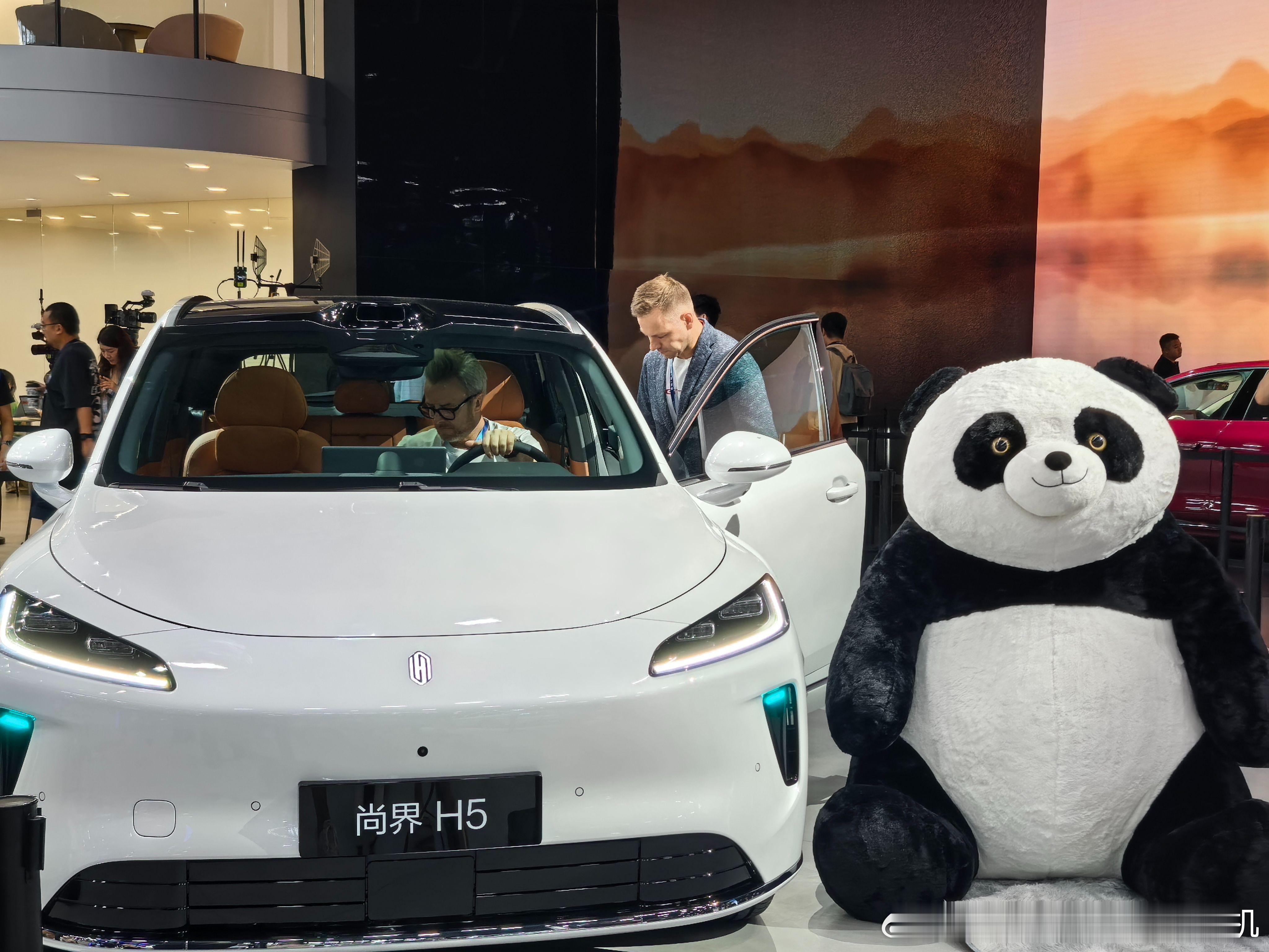 尚界H5，会是本月鸿蒙智行的一大亮点，最近已经卖疯了，等着看数据吧新能源汽车鸿蒙