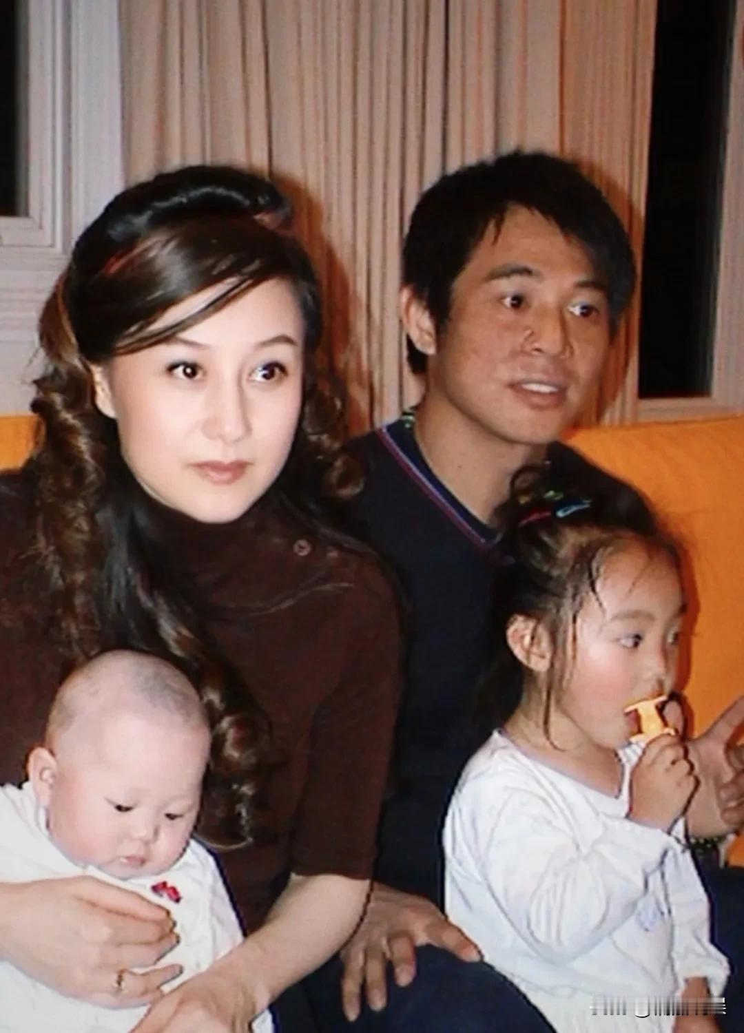 李连杰女儿JaneLi，罕见晒以前的全家合照庆母亲节，年轻时的利智确实很美！
当