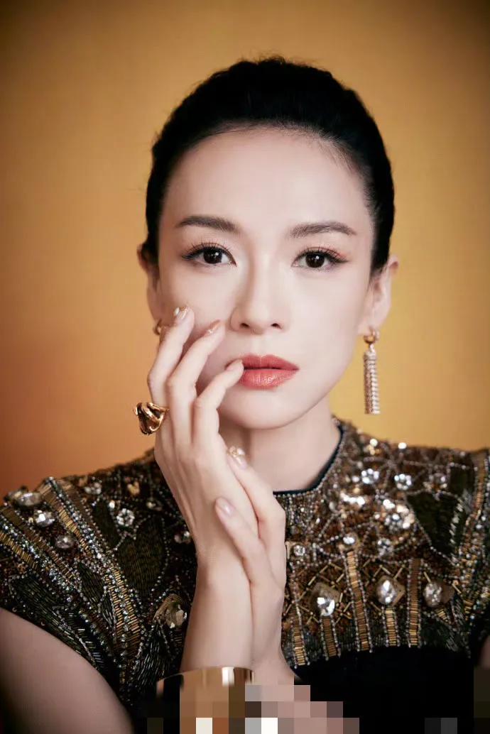 章子怡汪峰离婚，酱园弄杀夫案或成最大赢家。章子怡新电影酱园弄，讲得是民国杀夫案。