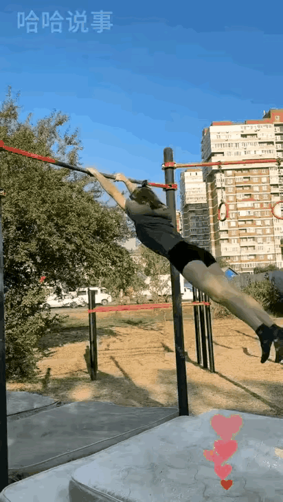 女士的单杠玩的堪比专业水平。[赞][赞][玫瑰][玫瑰]