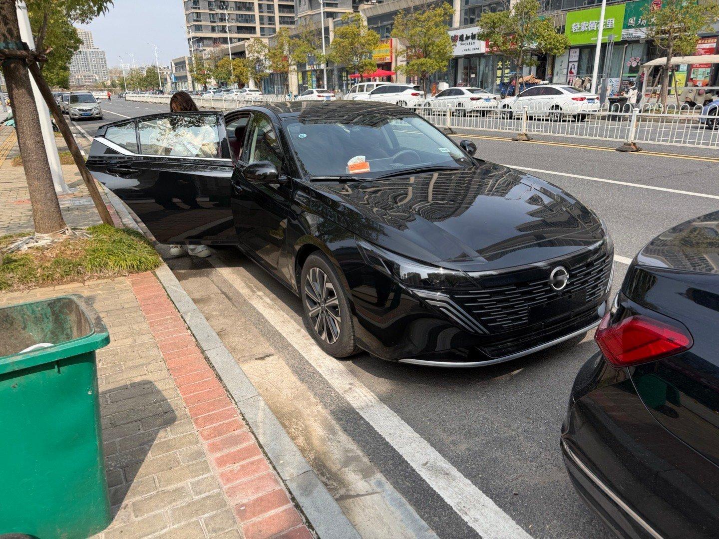 路边看到一位小姐姐提了新款天籁，随便聊了两句。我说是看重品牌和这个新升级的鸿蒙座