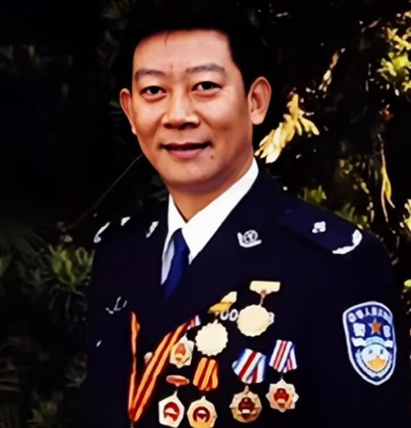 1992年，一缉毒警官露脸参加颁奖仪式。导致他的缉毒警察身份被发现，毒贩为了报复