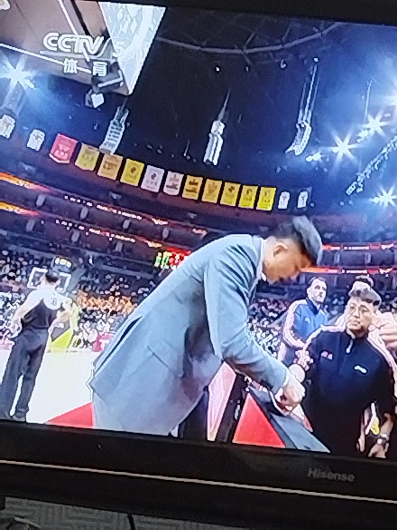 今晚杜峰脸上真是挂不住了，第1节比赛广东就落后了上海18分，半场结束就落后了上海