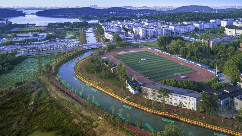 11月21日，武汉科技大学黄家湖校区可太热闹了！全校万余名师生一起抓鱼、赴鱼宴，