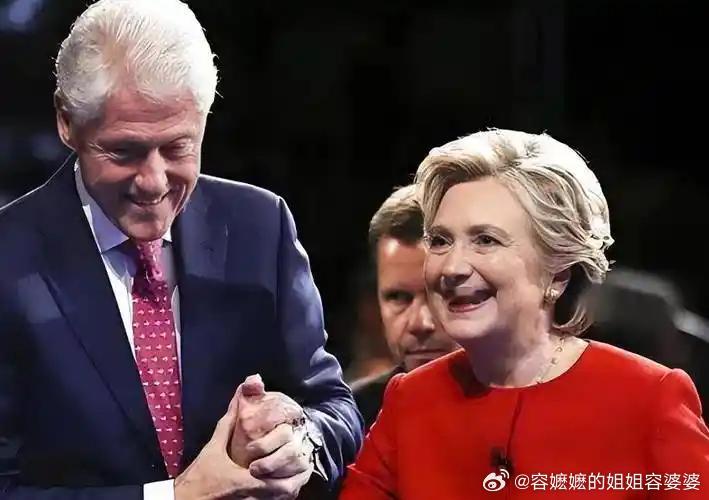 克林顿夫妇连日发声即将80岁的克林顿夫妇晚节不保，1993年就被爱泼斯坦围猎成功