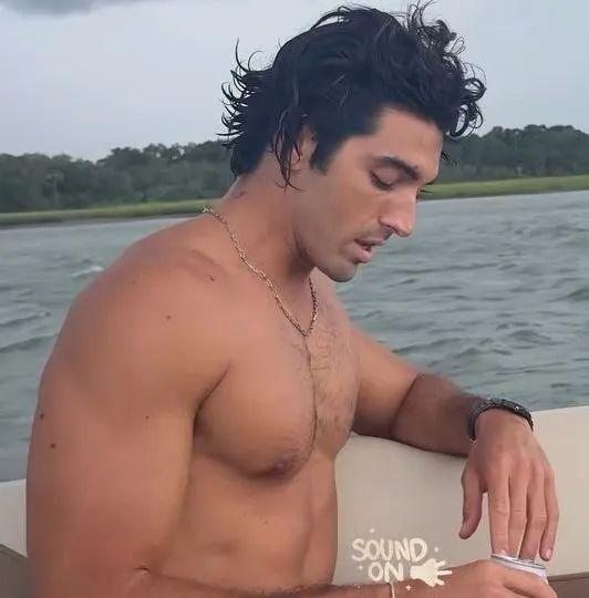 🏖️Taylor Zakhar Perez近日出海晒照，身材愈发健硕，肌肉线条