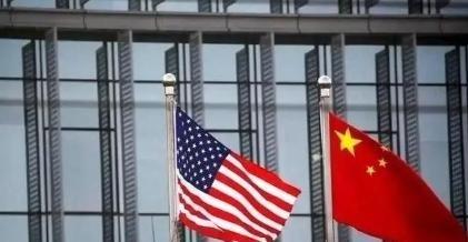 眼下，全世界都在看中美谁先撑不住。现在是中国有货卖不出，急着赚钱，美国是有钱买不