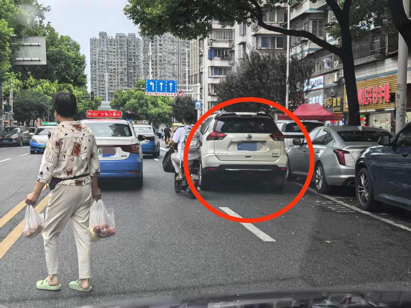 什么是低素质，这就是，一个车，扼住一个车道，还是中间车道我和汽车的日常 ​​​