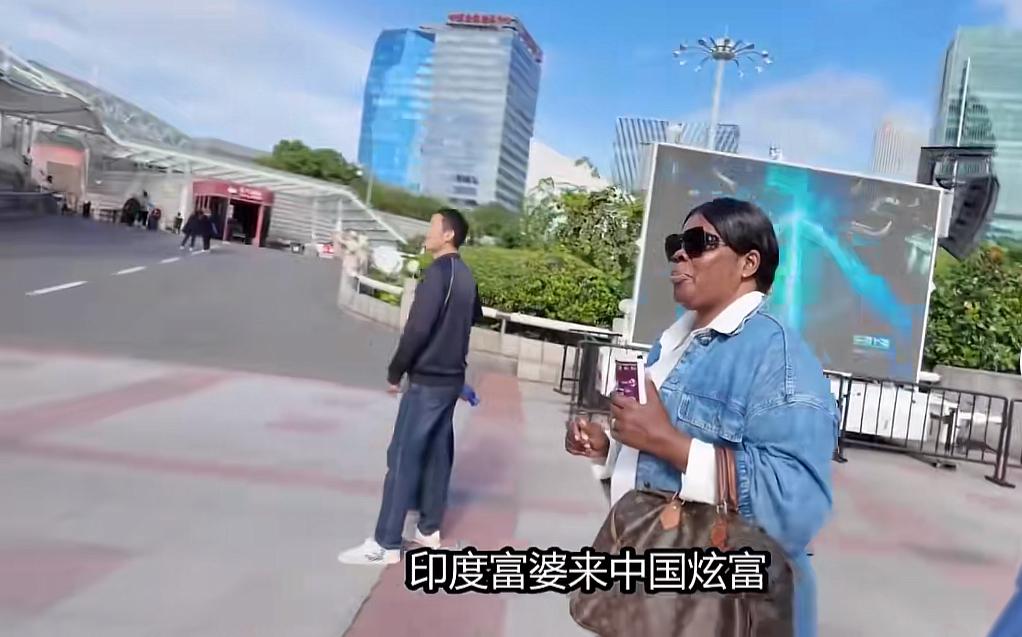 印度高种姓富婆本来想来中国炫富，结果并没人关注她，即使她佩戴着百万名表，浑身都是