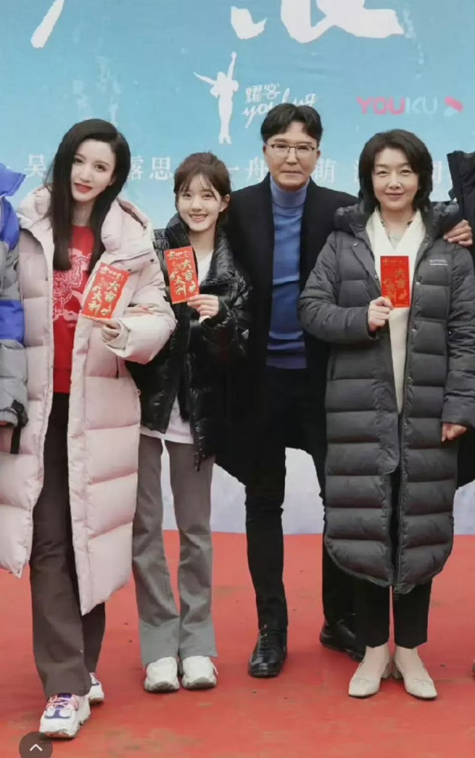 我去，赵露思和人合照居然那么娇小，脸也好小好可爱，电视上看着挺高的呀