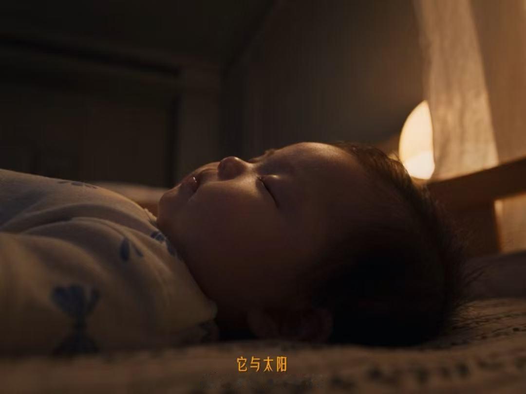 第一次见这么小众的赏月方式 月亮变圆，宝宝长大。原以为在赏月，放大却是宝宝的小脸