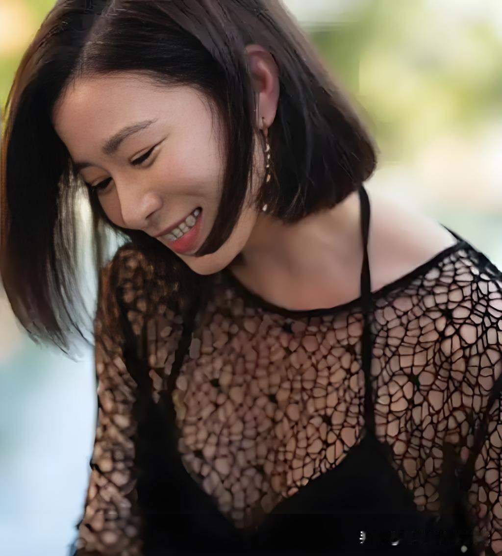 50岁的佘诗曼，
没结婚，没生娃，没谈恋爱，
但是她有一件事做得让网友直呼“人间