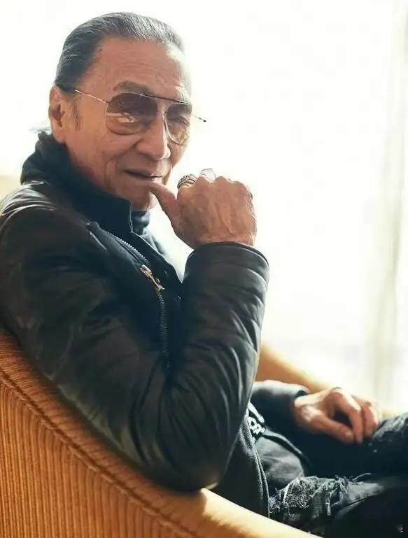 我问了一个当律师的朋友谢贤这么爱自己的孙子，为什么他让自己的孙子跟了张柏芝，而不