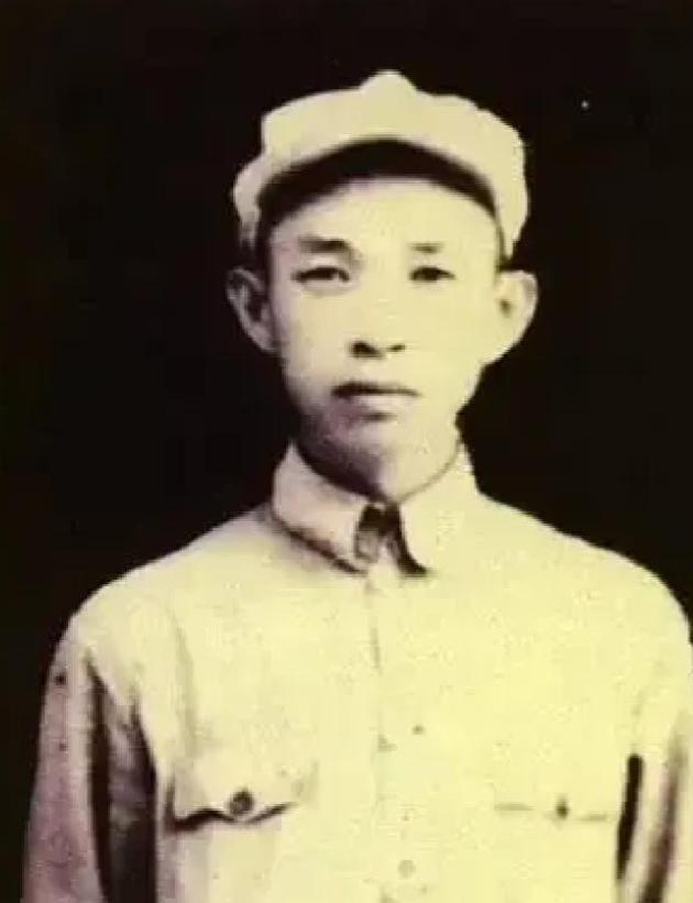 1955年，授衔名单发下来那天，猛将王必成脸都黑了。他盯着纸上两个名字，一个是他