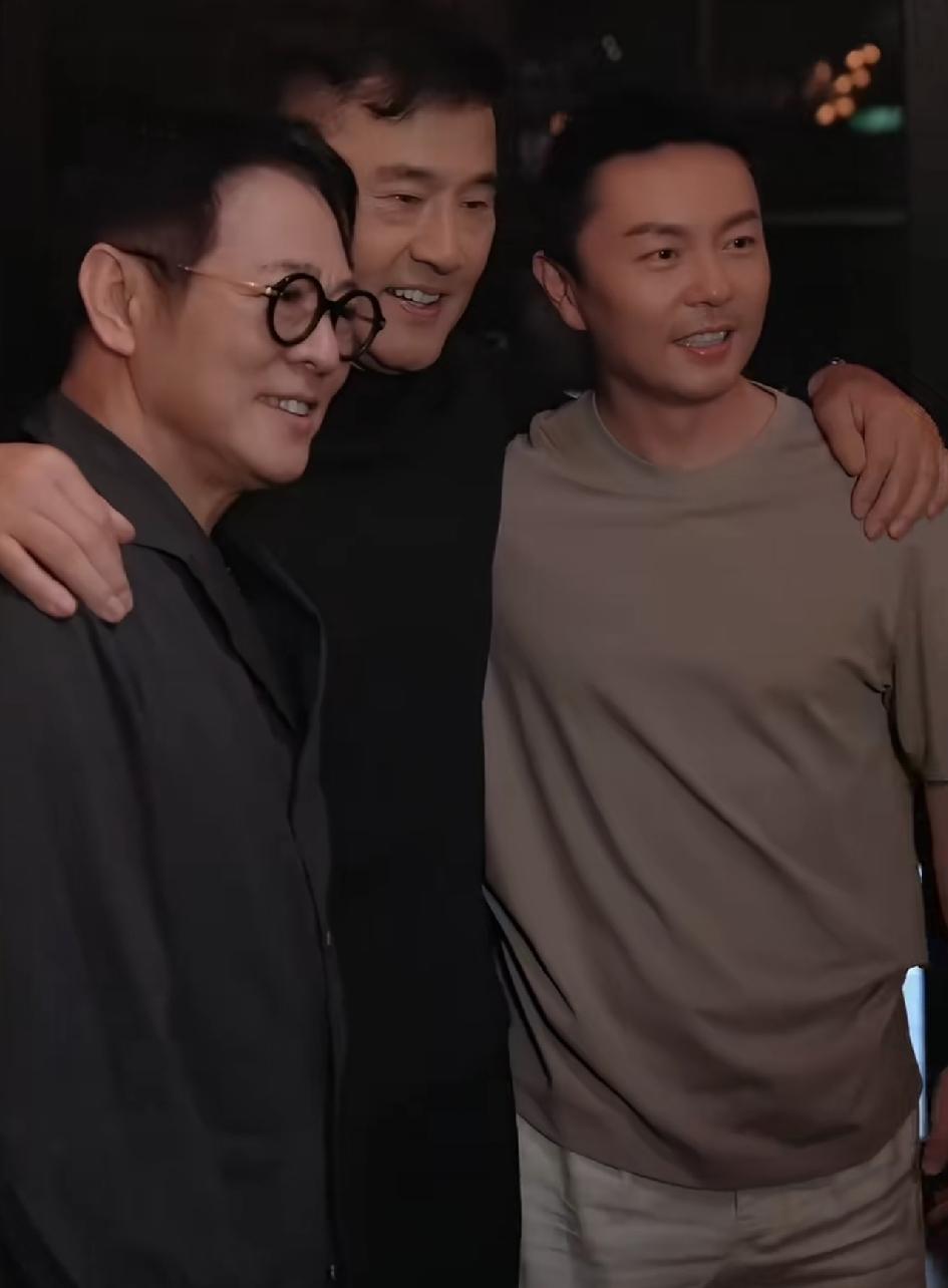 还记得那个站在最右边的那个男孩吗？看见李连杰所演的影片的认应该都会知道，印象中当
