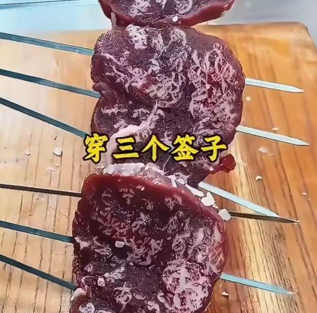 雪花牛肉疑似造假不厚道，这也作假。不过，这样的雪花牛肉一看就知道是假的… ​​​