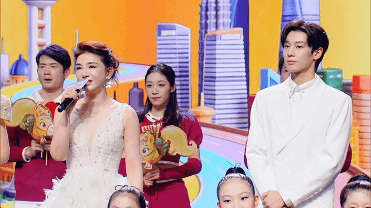 黄奕担任东方卫视晚会主持人 上海囡囡回家主持了！在东方卫视晚会舞台上，带着熟悉的