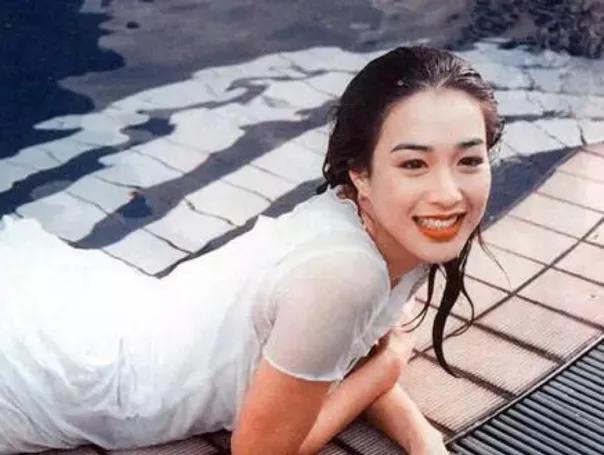 一次，钟丽缇给蔡少芬打电话：“我花50万买的裙子，被老公数落了一顿，凭啥？钱是我