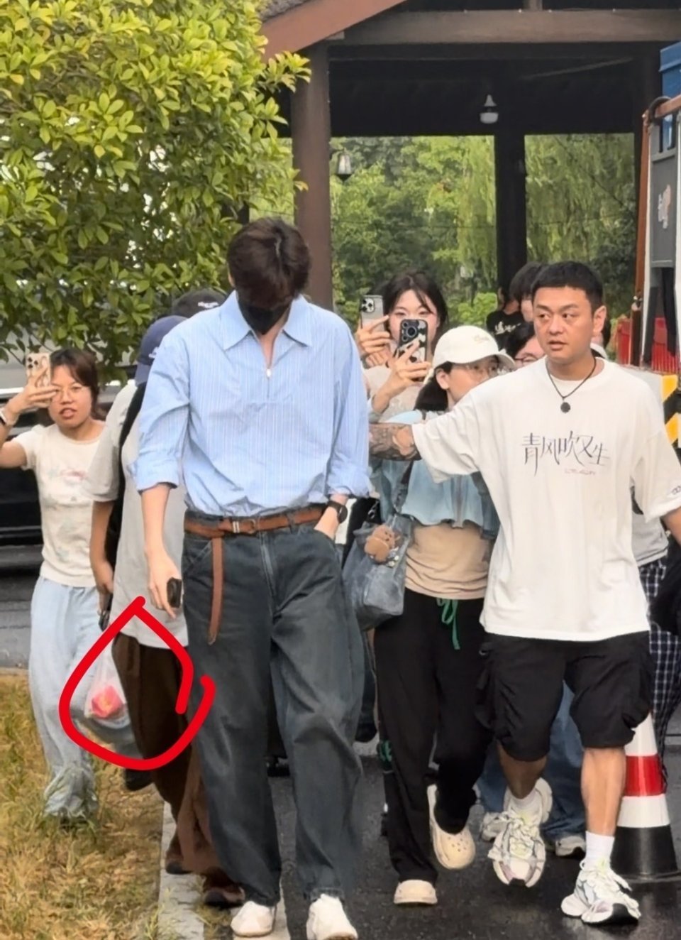 胡一天不仅直接从韩国飞到田曦薇剧组，还真的给田曦薇带了她爱的草莓牛奶，为了合体直
