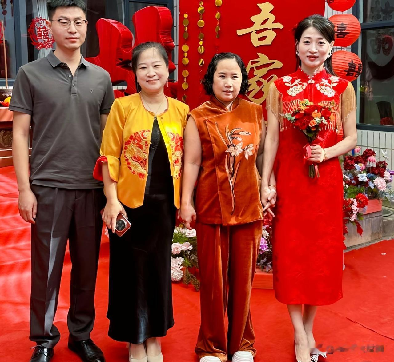 订婚宴真的没有意义，有的地方还大操大办，我感觉他们像结两次婚一样。
订婚就介绍人