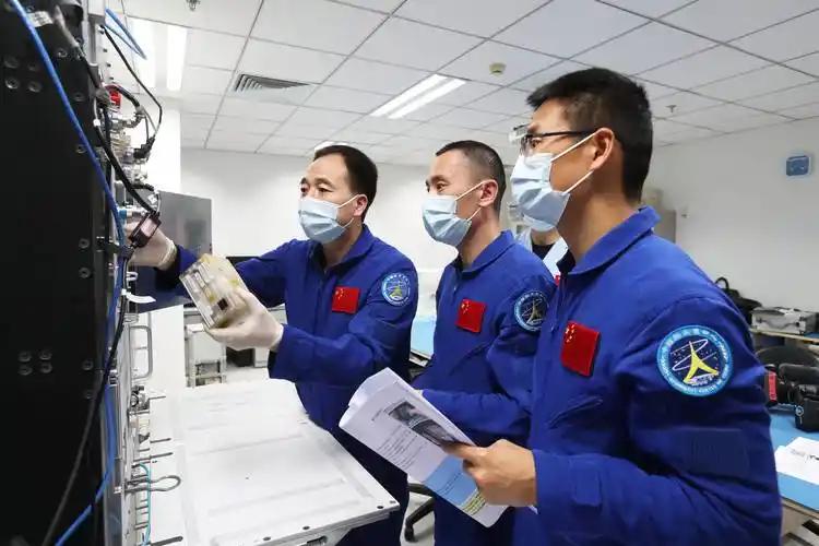 [月亮]2030年，国际空间站迎来退役倒计时，中国天宫获多国合作青睐。


由美