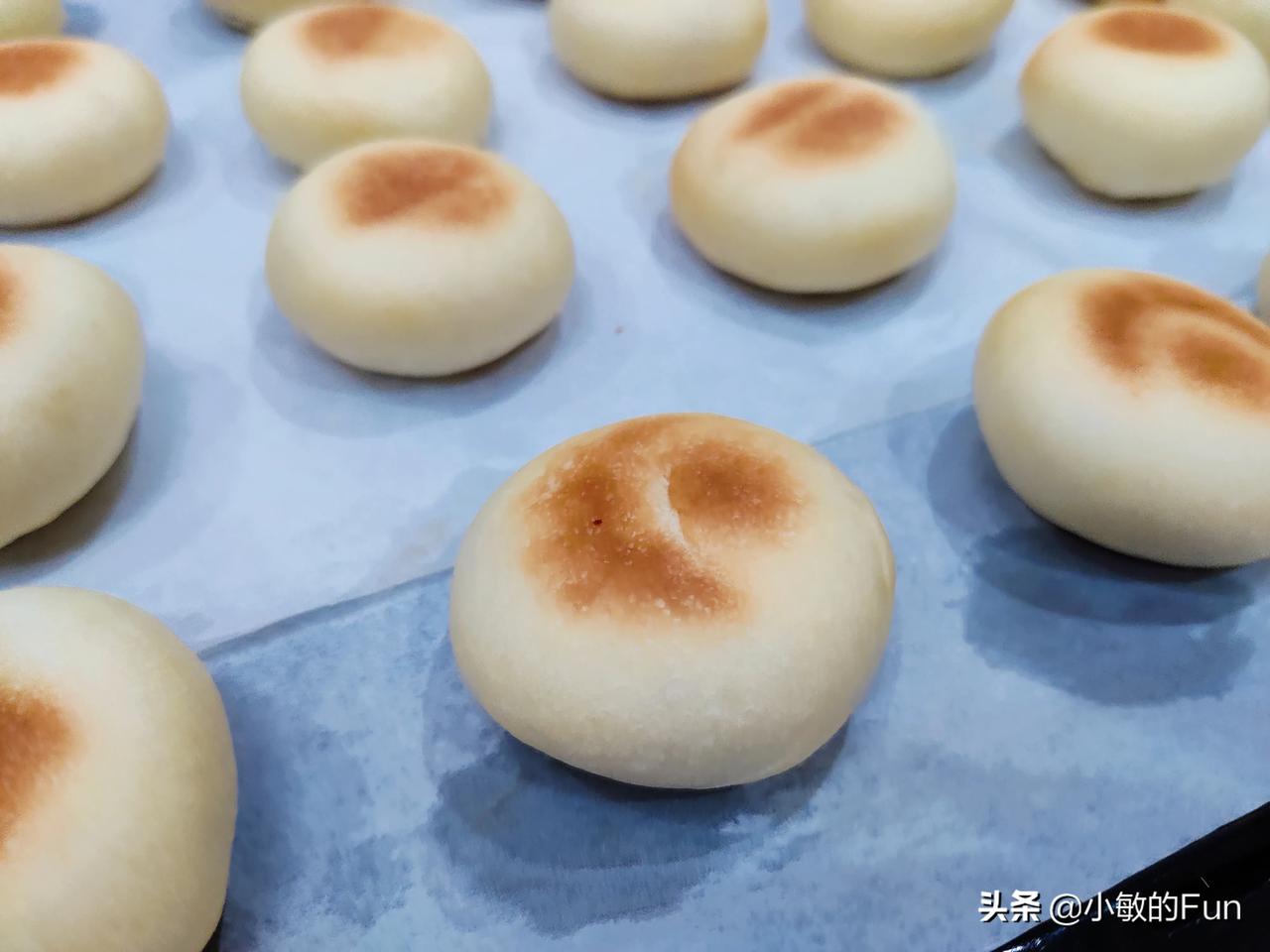 余粮不多，手又闲不下来[害羞]
发现有半包脱皮绿豆，搅和一块软面
做了两大盘，第